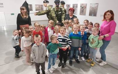 Zdjęcie do Pierwsza wizyta przedszkolak&oacute;w w Galerii BWA